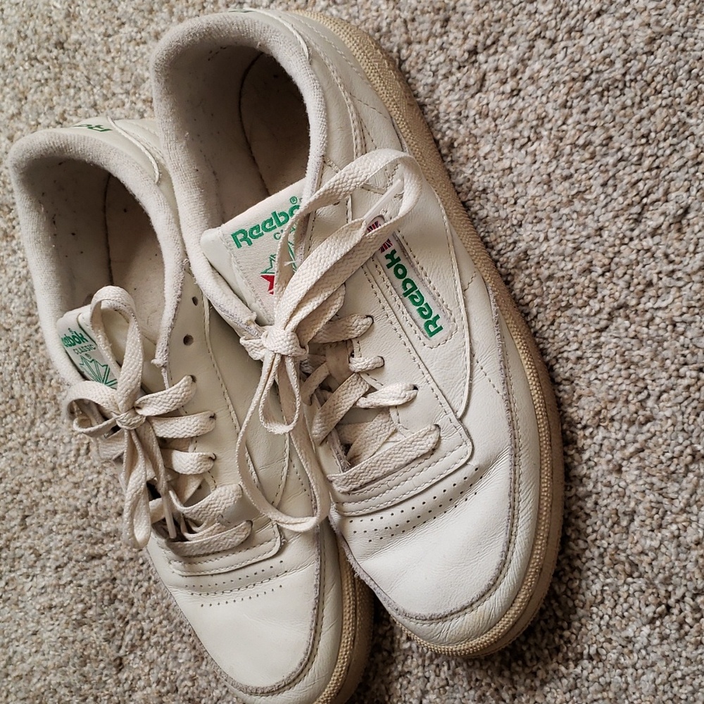 Reebok low top cream colored 7.5